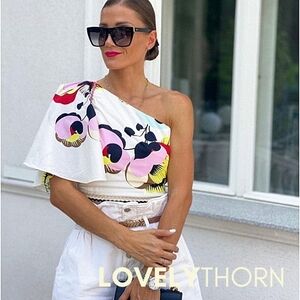 ZARA // ltd ed parisian-chic 1 flutter sleeve/shoulder printed ric rac crop top